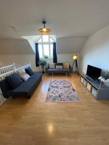 uma sala de estar com dois sofás e um tapete em Modern Spacious Flat In Ipswich - Sleeps 6 - Parking em Freston