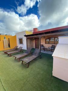 szereg leżaków na dachu budynku w obiekcie El Olivar Fuerteventura Holidays w mieście Puerto del Rosario