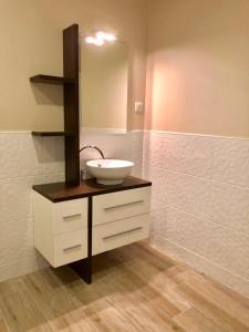 y baño con lavabo y espejo. en Superbe LOFT centre-ville Montluçon en Montluçon