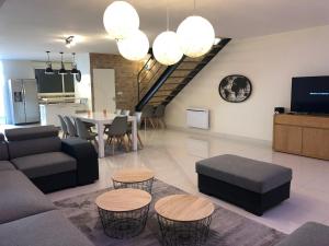 sala de estar con sofá, sillas y mesa en Superbe LOFT centre-ville Montluçon en Montluçon