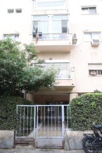 una puerta frente a un edificio en Dizengoff - Lovely family apartment 3 rooms. en Tel Aviv