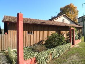 uma casa com uma cerca em frente em Gîte l'Atelier Bois em Gaillères