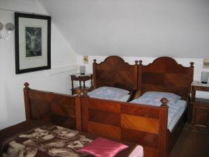 1 dormitorio con cama de madera en una habitación en Ferienwohnung Lippe en Elbingerode
