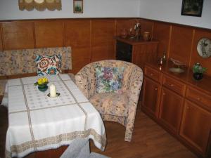 una habitación con una mesa y una silla con una vela en Ferienwohnung Lippe en Elbingerode