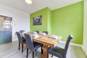 jadalnia z drewnianym stołem i krzesłami w obiekcie Maddison House, Beautiful new renovated 5bed house w mieście Blythe