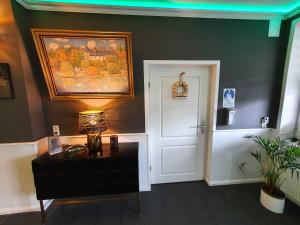 ein Zimmer mit einem Gemälde an der Wand und einer Tür in der Unterkunft Gasthaus "Burgstieg" in Stiege