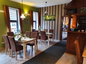 jadalnia ze stołem i krzesłami w obiekcie Gasthaus "Burgstieg" w mieście Stiege