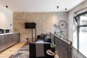 uma sala de estar com um sofá e uma televisão em Industrial 57sqm 3room maisonette apt near center em Berlim