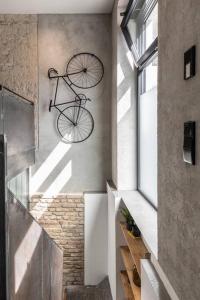 Industrial 57sqm 3room maisonette apt near center في برلين: تعليق الدراجة على الحائط في غرفة