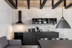 eine Küche mit einer Theke und einem Tisch in einem Zimmer in der Unterkunft Black White 44sqm 2room maisonette apt near center in Berlin