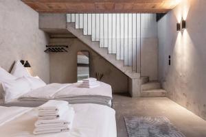 duas camas num quarto com uma escada em Black White 44sqm 2room maisonette apt near center em Berlim