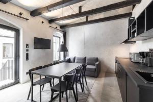 uma cozinha e sala de jantar com mesa e cadeiras em Black White 44sqm 2room maisonette apt near center em Berlim