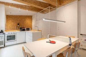 uma cozinha branca com uma mesa e cadeiras brancas em Youngster 50sqm 4room maisonette apt near center em Berlim