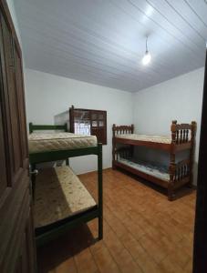 Habitación con 2 literas en una habitación en Temporada piscina infantil, wifi e churrasqueira en Prado