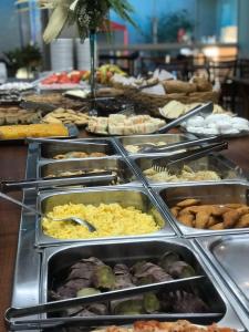 een buffet lijn met veel verschillende soorten eten bij Hotel Villa das Termas in Marcelino Ramos