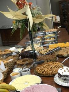 una mesa cubierta con muchos tipos diferentes de comida en Hotel Villa das Termas, en Marcelino Ramos