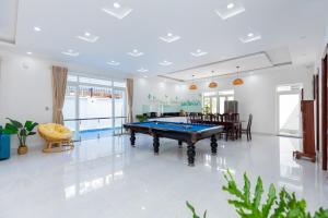 uma sala de estar com uma mesa de bilhar em T-Maison Boutique Villa, with Pool, Karaoke, Billiards, near beach, Vung Tau em Vung Tau