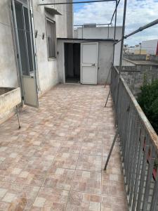 un patio vuoto con due frigoriferi su un edificio di FLAVIO RELAX a Galatina