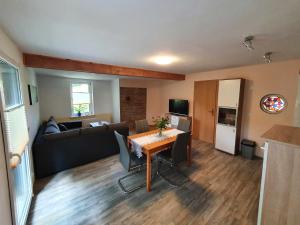 ein Wohnzimmer mit Tisch und Couch in der Unterkunft Haus Sonja in Tanne + 45 Fotos