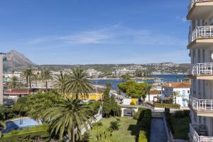 - une vue sur une ville avec des palmiers et des bâtiments dans l'établissement La Gavina Playa, à Jávea