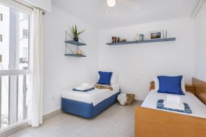 - 2 lits dans une chambre avec fenêtre dans l'établissement La Gavina Playa, à Jávea