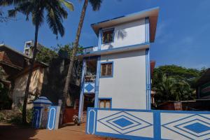 a house painted in blue and white at Hotel Raaj Inn in Calangute