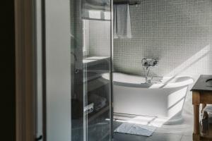 Koupelna v ubytování Auberge du Pêcheur