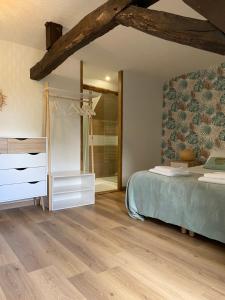Postel nebo postele na pokoji v ubytování La Charmeraie : gîte de charme, piscine et spa