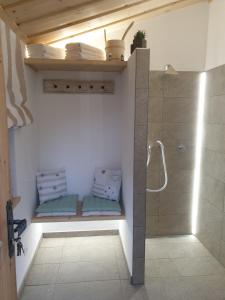 une salle de bain avec douche et un banc de douche avec douche dans l'établissement Hochalmbahnen Chalets Rauris 1-06 WE2 Maislaufeldweg 1g EG, à Rauris