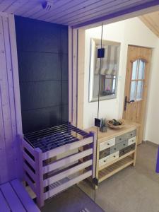 een kamer met een fornuis en een houten kast bij Hochalmbahnen Chalets Rauris 1-04, Maislaufeldweg 1d in Rauris