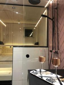 Bilik mandi di SnowCrystal home with free Jacuzzi and Sauna