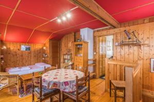 una sala da pranzo con tavolo e sedie e una camera da letto di Chalet Bossons - Welkeys a Chamonix-Mont-Blanc