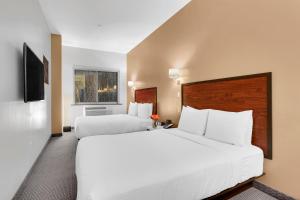Habitación de hotel con 2 camas y TV en Lex Hotel NYC en Nueva York