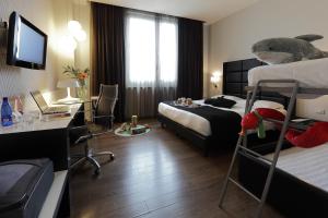 Uma cama ou camas num quarto em Holiday Inn Genoa City by IHG