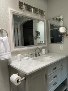 ein Bad mit einem Waschbecken und einem Spiegel in der Unterkunft Welcome to Casa Azul Havasu, with Pool Spa, new remodel, close to Ohv access in Lake Havasu City