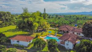 an aerial view of a house with a yard at Hotel La Coqueta in Montenegro