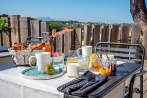 uma mesa com uma toalha de mesa branca com comida em Maison d'hôtes Etxea_&_co em Bidart