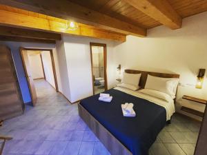 a bedroom with a bed with two towels on it at Residenza Matilde in Fiumefreddo Bruzio