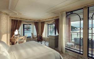 une chambre avec un grand lit et un balcon dans l'établissement Hotel Cipriani, A Belmond Hotel, Venice, à Venise