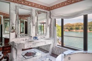 La salle de bains est pourvue de 2 lavabos, d'une baignoire et de fenêtres. dans l'établissement Hotel Cipriani, A Belmond Hotel, Venice, à Venise