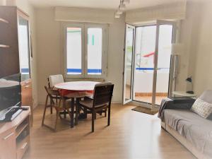 アンダイエにあるAppartement Hendaye, 2 pièces, 4 personnes - FR-1-2-351のリビングルーム(テーブル、椅子、ソファ付)