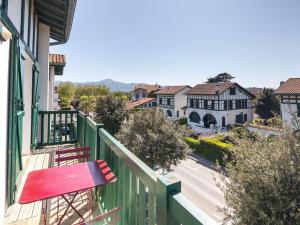 アンダイエにあるAppartement Hendaye, 3 pièces, 4 personnes - FR-1-2-358の市街の景色を望むバルコニー(椅子2脚付)