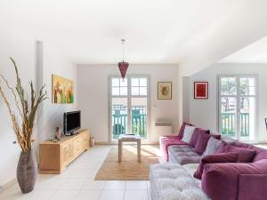 アンダイエにあるAppartement Hendaye, 3 pièces, 4 personnes - FR-1-2-358のリビングルーム(紫色のソファ、テレビ付)