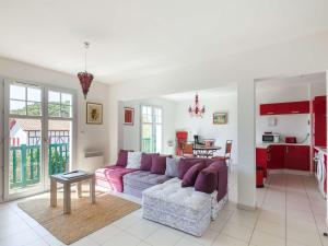 アンダイエにあるAppartement Hendaye, 3 pièces, 4 personnes - FR-1-2-358の紫色のソファとテーブル付きのリビングルーム