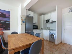 Appartement Hendaye, 3 pièces, 6 personnes - FR-1-2-355にあるキッチンまたは簡易キッチン