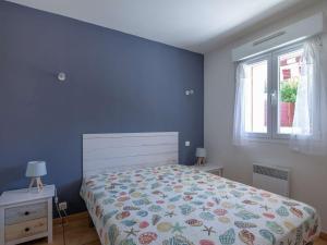 アンダイエにあるAppartement Hendaye, 3 pièces, 6 personnes - FR-1-2-355の青い壁のベッドルーム1室(ベッド1台付)