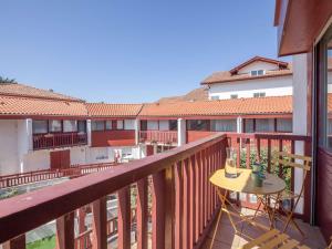 balcone con tavolo e vista su un edificio di Appartement Hendaye, 2 pièces, 4 personnes - FR-1-2-382 a Hendaye