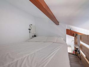 una camera bianca con un letto di Appartement Hendaye, 2 pièces, 4 personnes - FR-1-2-382 a Hendaye