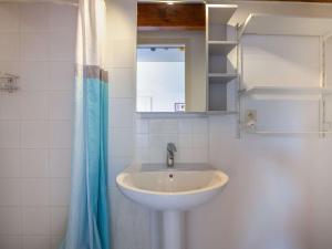 bagno con lavandino e tenda doccia blu di Appartement Hendaye, 2 pièces, 4 personnes - FR-1-2-382 a Hendaye