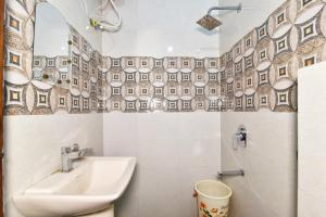 アムリトサルにあるHotel Sai Shamのバスルーム(洗面台、トイレ付)